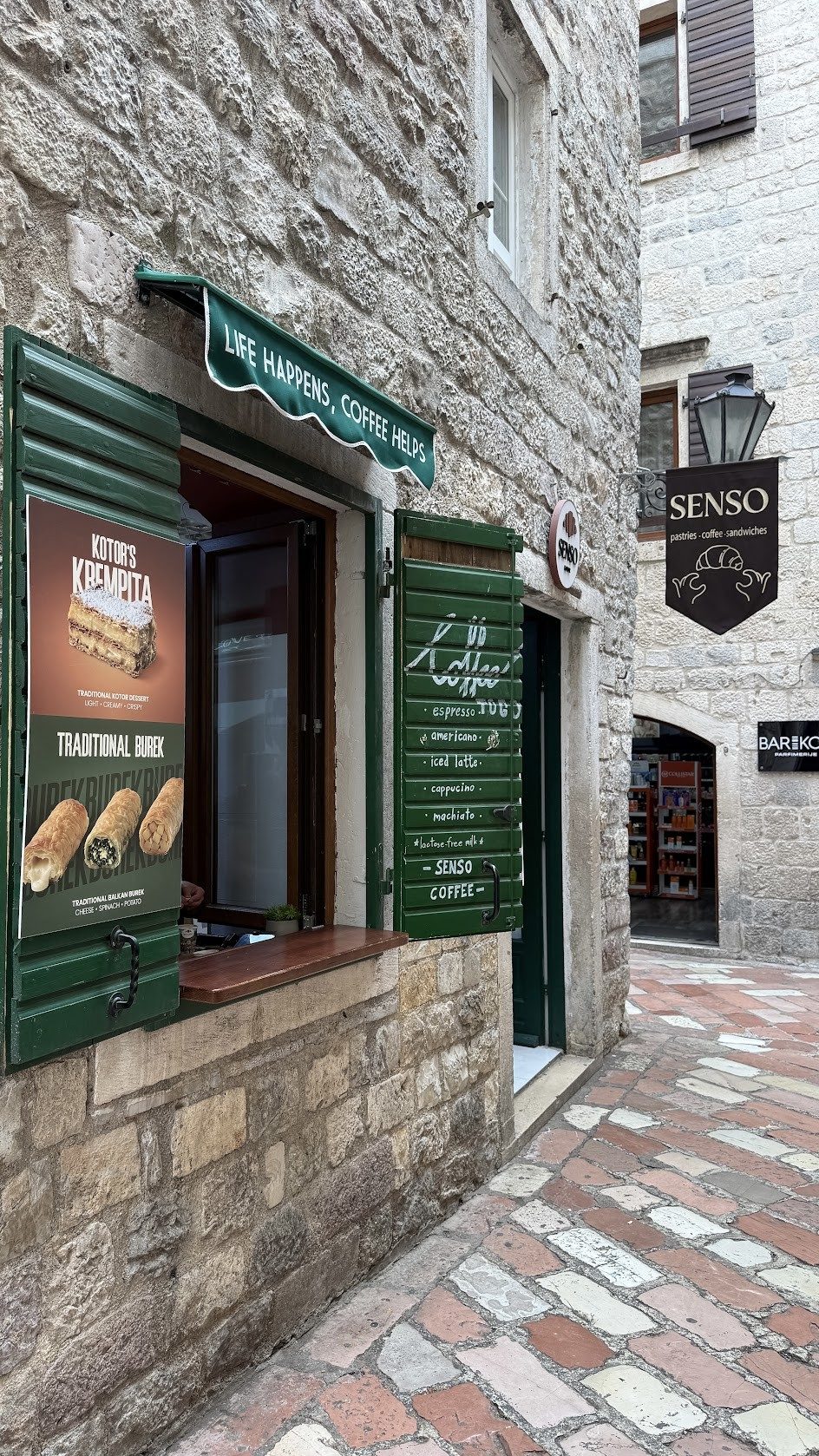 Senso fasada sa prozorom za poneti i tablama za krempitu i tradicionalni burek, u uličici Starog grada