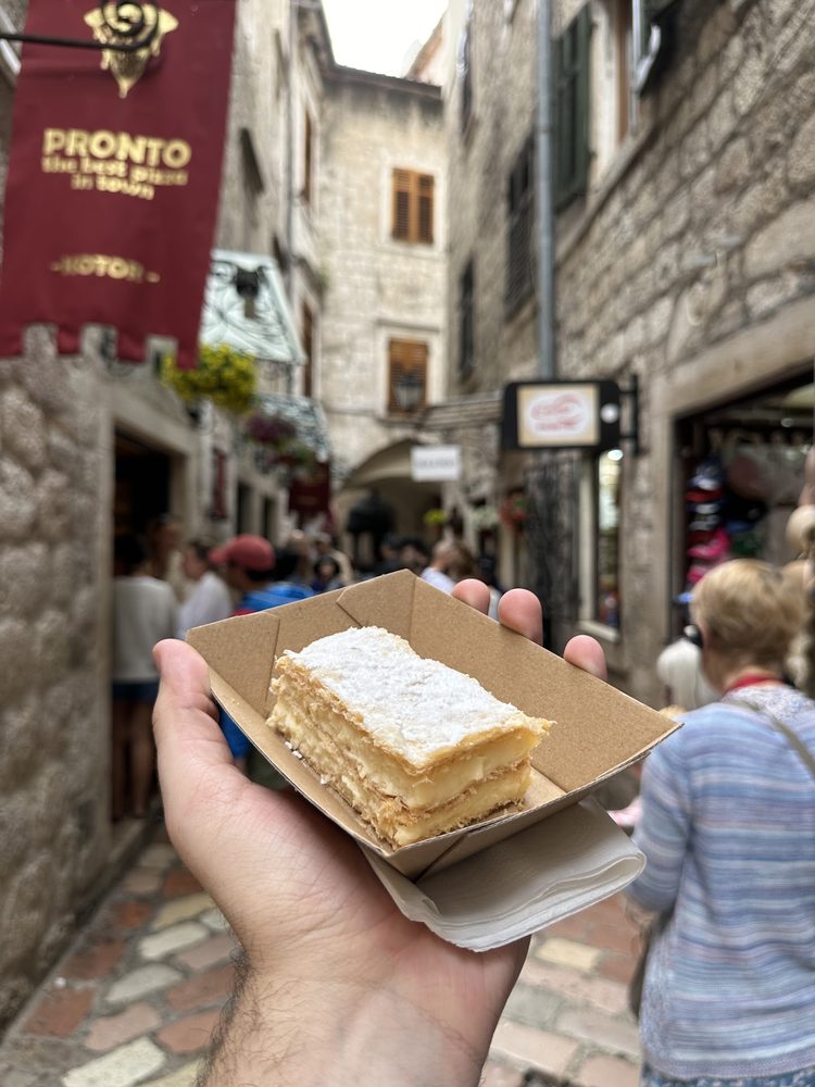 Krempita u ruci u uličici Starog grada Kotora