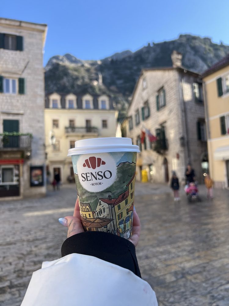 Senso kafa za poneti na Trgu oružja, ispod tvrđave Kotora