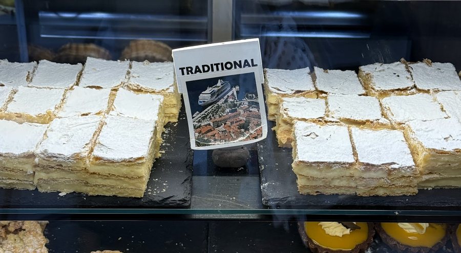 Vitrina sa kolačima i krempitom u Senso pekari